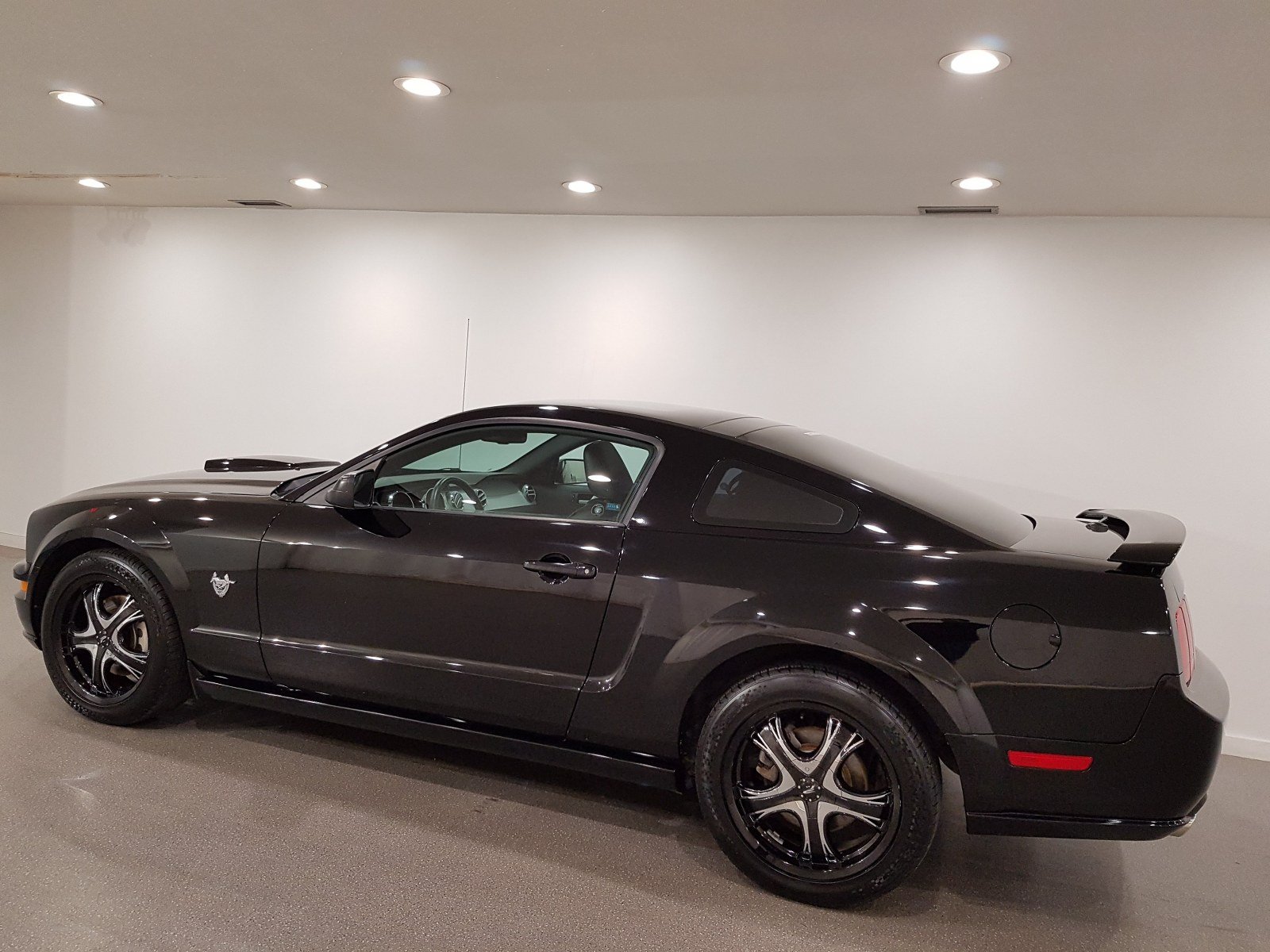 Pre Owned 2009 Ford Mustang Gt V8 5 Speed Manual Leather Moonroof Heated Seats Remote Starter Black Alloys Rwd 2dr Car